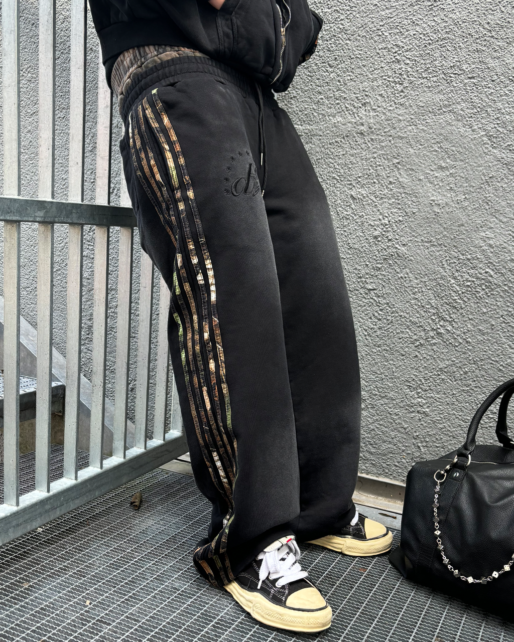 CAMO BOXER SWEATS IN WASHED BLACK